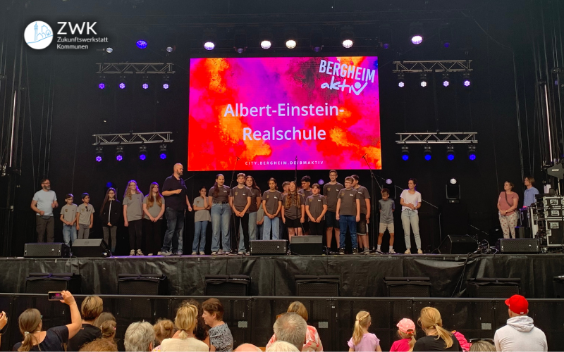 Schülerinnen und Schüler der Albert-Einstein-Realschule Oberaußem rappen bei „Bergheim aktiv“